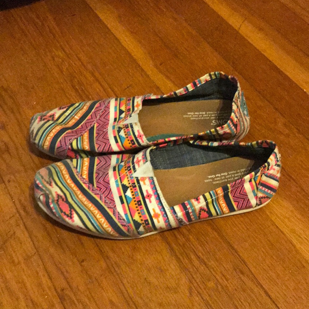 Bright patterned TOMS women’s size 9